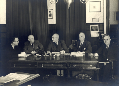 351769 Groepsportret met het college van burgemeesters en wethouders van de gemeente Zuilen in het gemeentehuis (Huis ...